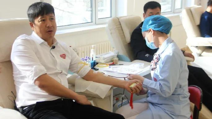 著名演员张国强献血救人，助力无偿献血！
