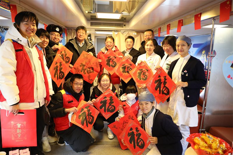 北京市红十字血液中心领导春节前夕慰问志愿者