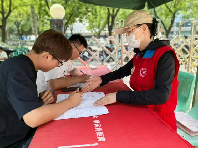 拾金不昧扬正气 银龄党员志愿者擦亮“红色名片”——首都无偿献血志愿者焦立新拾金不昧纪实