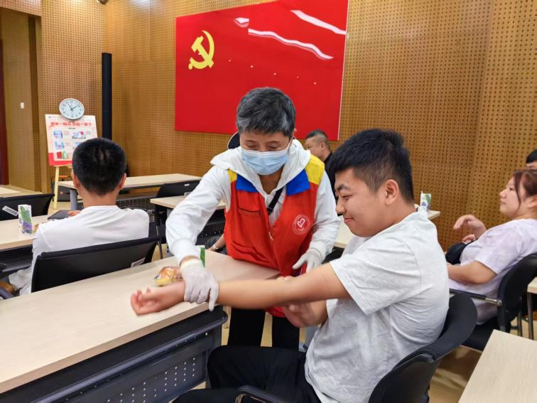 拾金不昧扬正气 银龄党员志愿者擦亮“红色名片”——首都无偿献血志愿者焦立新拾金不昧纪实