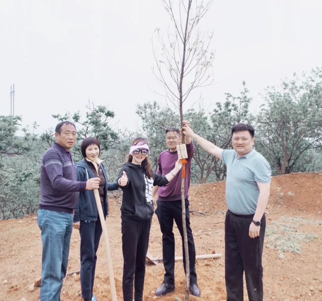 “携手植树护林 守护爱心阵地”