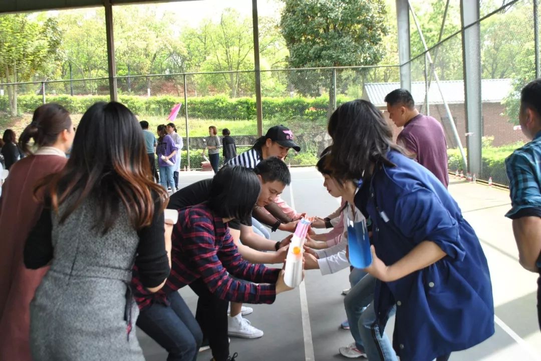 “携手植树护林 守护爱心阵地”