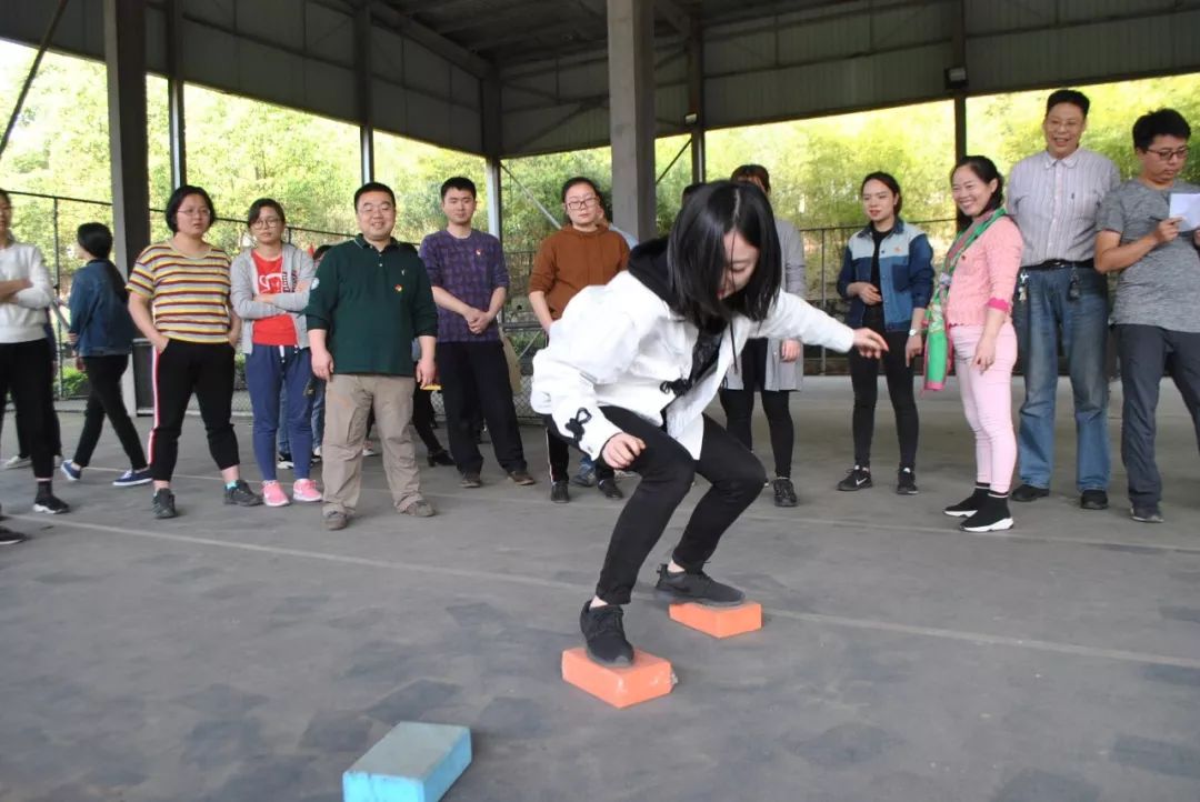 “携手植树护林 守护爱心阵地”