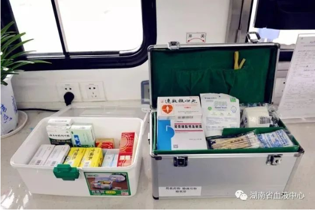 高温天气 长沙献血屋护士救助中暑老人
