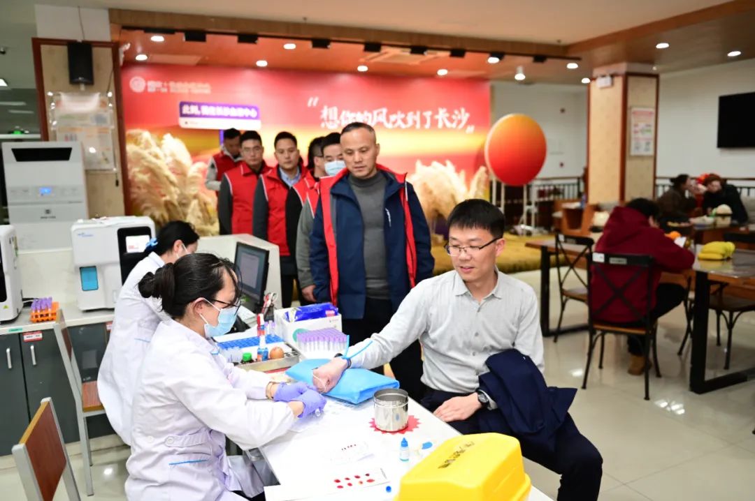 长沙市委编办开展“学雷锋·献热血”志愿服务活动
