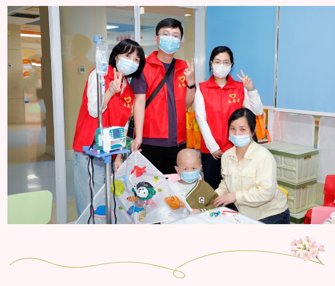 点亮微光·守护童梦 ——长沙血液中心联合湖南省融资再担保有限公司开展“送你一朵小红花”志愿服务