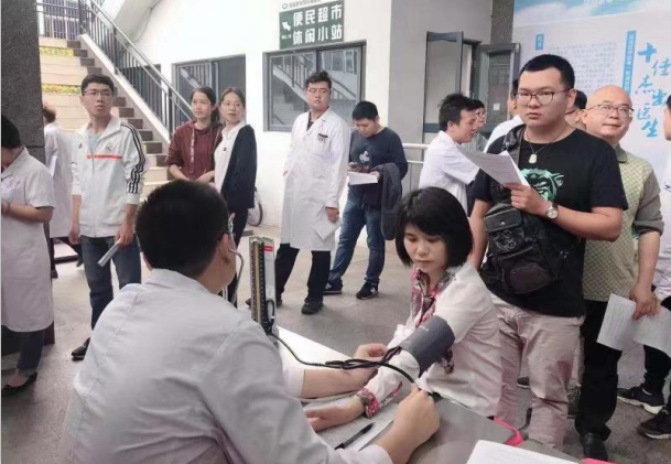今天，献血救助患病同仁的感人一幕发生在海南医学院第一附属医院