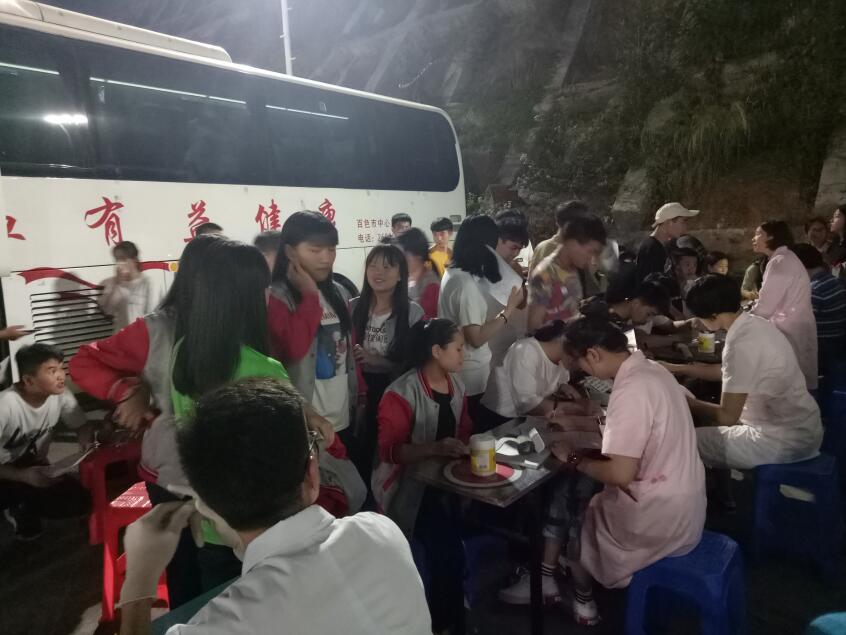 广西右江民族商业学校组织开展无偿献血活动