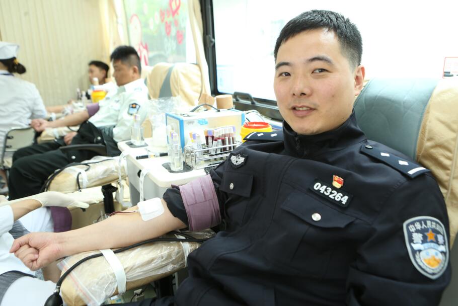 闵行区70名公安干警慷慨献血  传递正能量