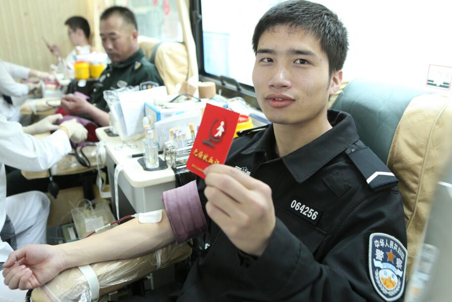 闵行区70名公安干警慷慨献血  传递正能量