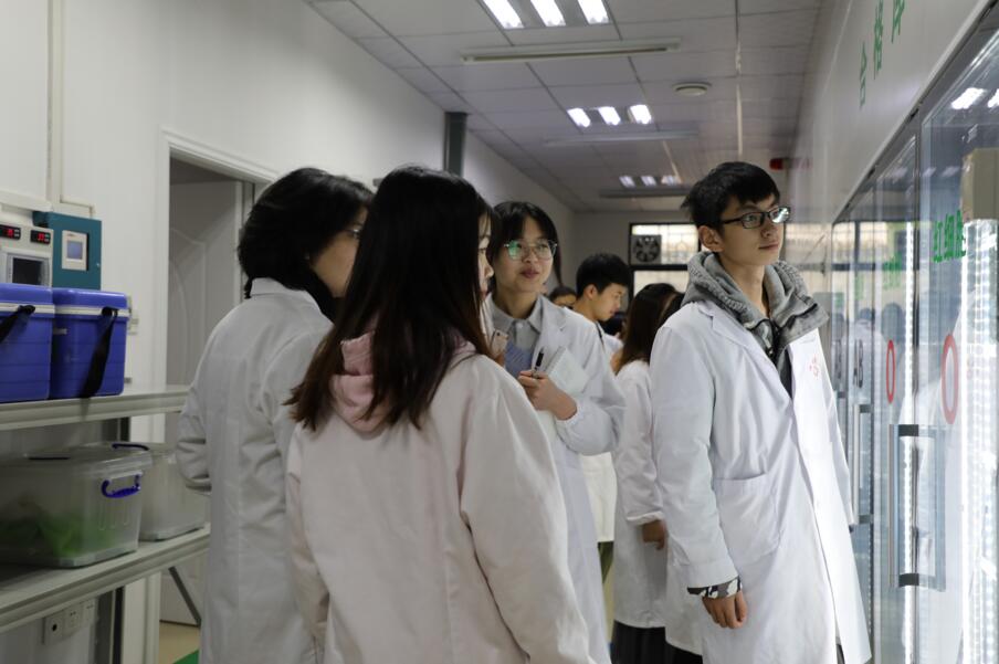 郴州市中心血站“开放日”：大学生零距离感受采供血流程