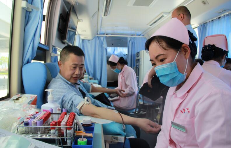 青岛港团委联合青岛市中心血站开展无偿献血公益活动