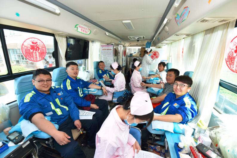 青岛港团委联合青岛市中心血站开展无偿献血公益活动
