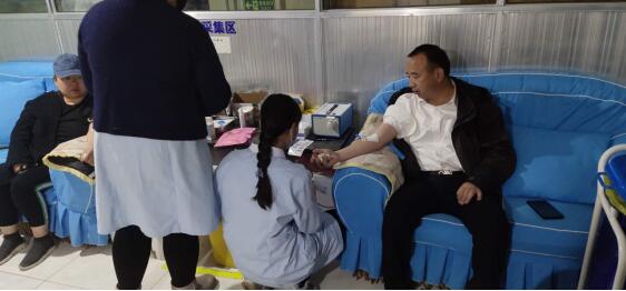 志愿者无偿献血用爱心为生命加油