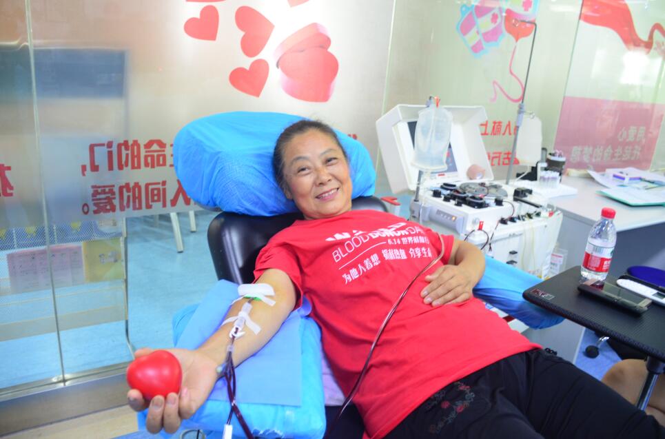 18年献血189次，总量63000毫升 “献血妈妈”周桂跃献到60岁“退役”