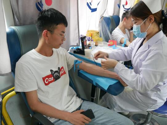 江西现代学院开展爱心献血活动 展现博爱“现代风”