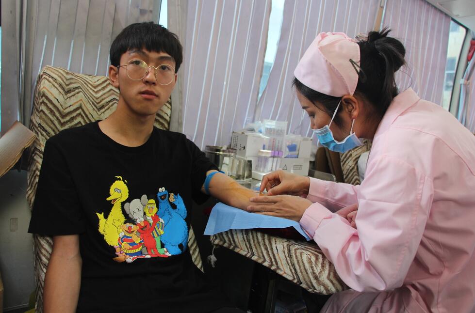 咸阳大学生用热血行动向世界献血者日献礼