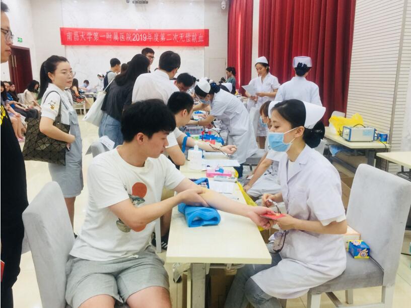南昌大学一附院近300名医护人员捋袖献血