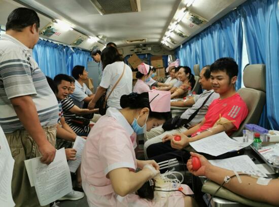 零陵区政府组织机关单位干部职工开展夏日无偿献血活动