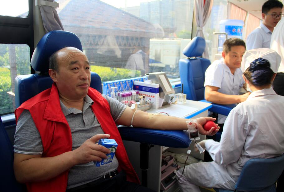 驻马店多家单位助力“公务员献血月”活动
