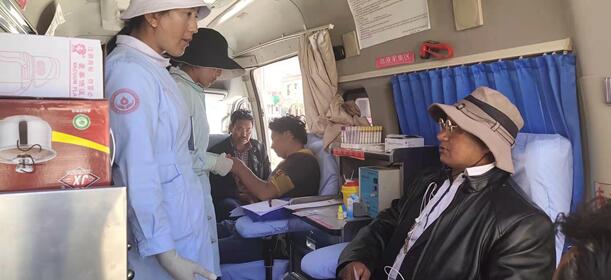 果洛州中心血站开展无偿献血宣传进乡镇活动