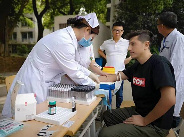 留学生挽臂助力军运会“特殊血型库”