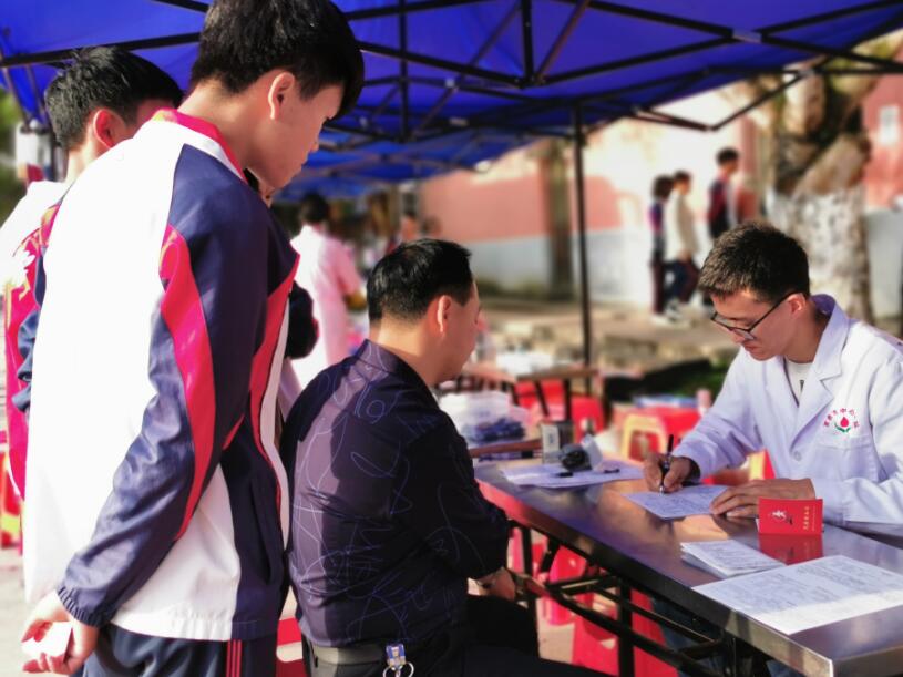 广西百色市中心血站——靖西中学无偿献血活动