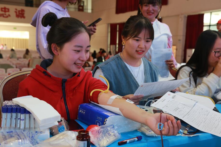湖北职业技术学院开展2019年秋季爱心献血活动首批436名师生献血