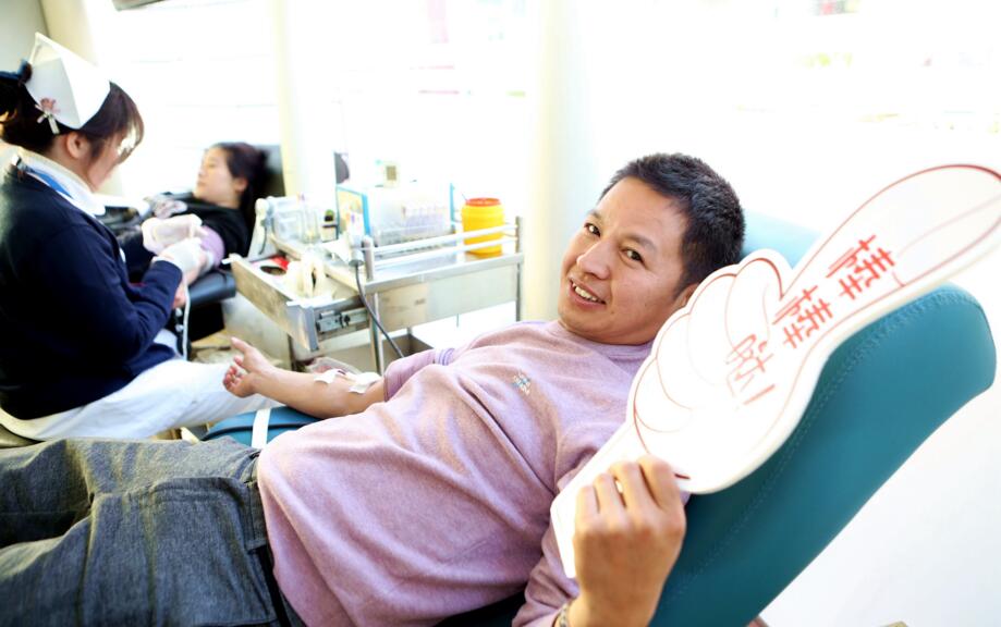 献血迎新年  新年第一天上海闵行区募集血液400余人份