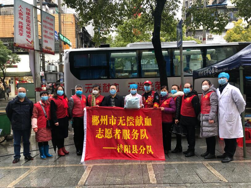 郴州市无偿献血志愿者服务队捐赠400只口罩支援采血一线