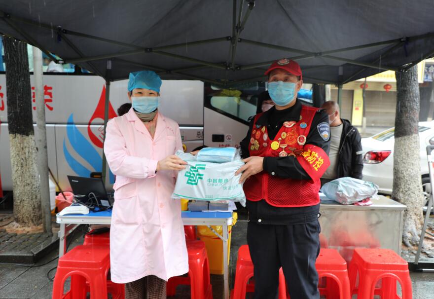 郴州市无偿献血志愿者服务队捐赠400只口罩支援采血一线