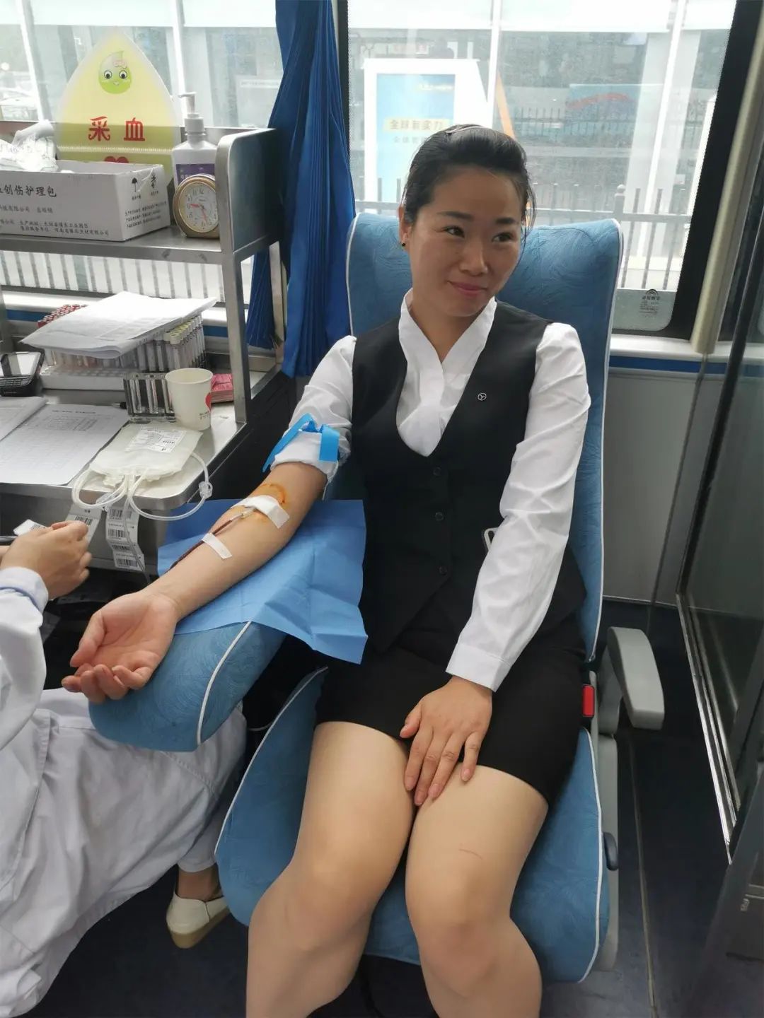 周口市中心血站丨北环鹏龙奔驰4S店组织全体员工开展无偿献血活动