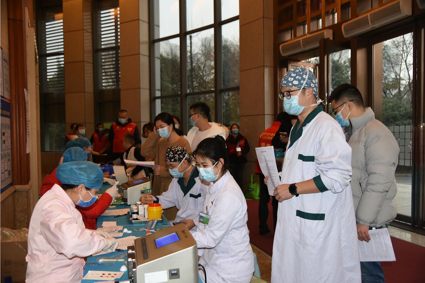 株洲市中心医院211名医务人员献血69700万毫升
