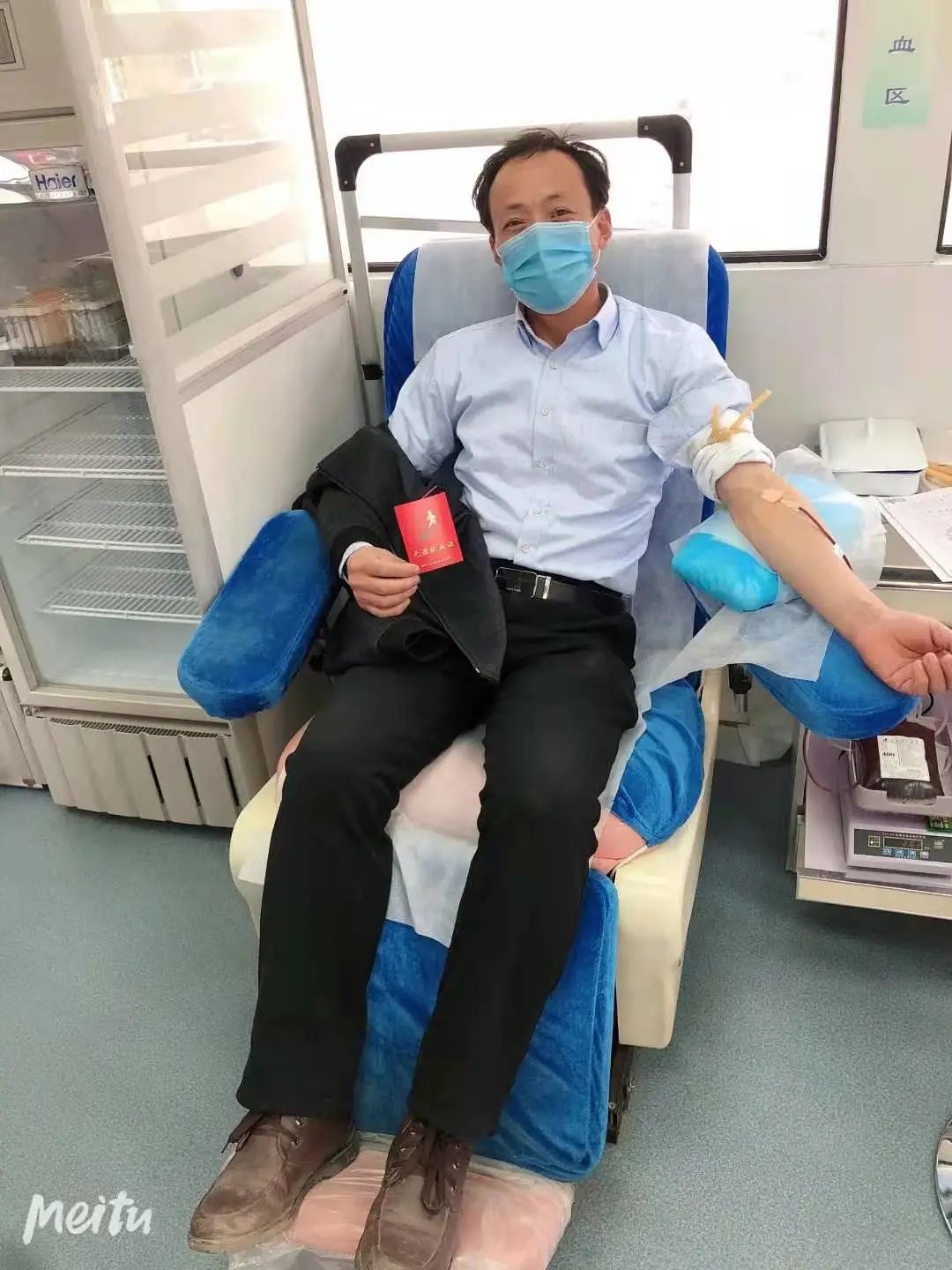 妻子输血1200ml获救，他坚持15年献血26600ml回报社会成了三献志愿者