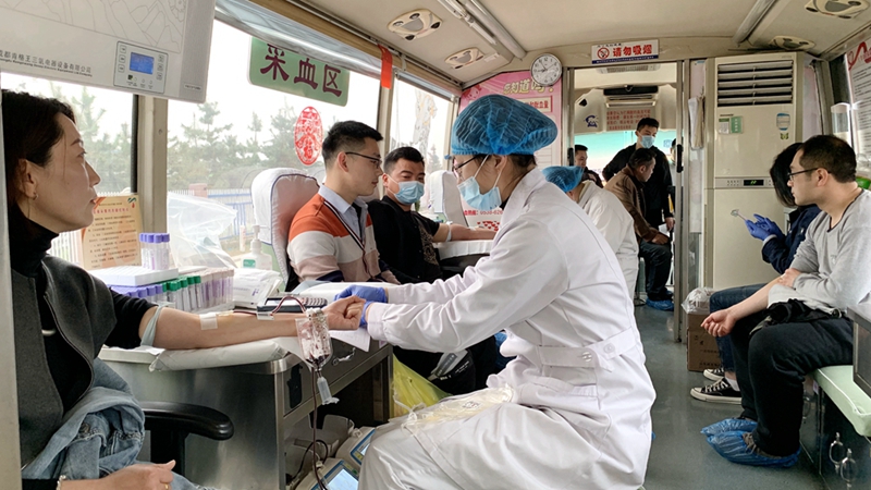 泰安航天特种车有限公司组织开展“展现文明风采 争做公益先锋”献血公益活动