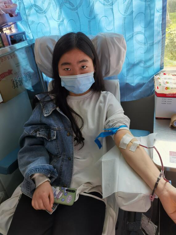 扬州市职大师生撸袖献血 打响高校献血“第一枪”