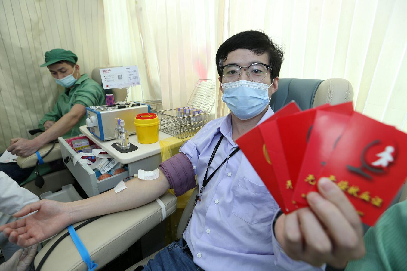 常态化疫情防控献血救人两不误  上海市莘庄工业区一天3家企业献血