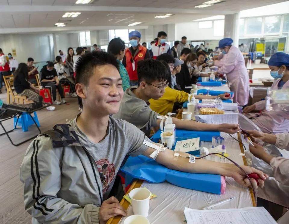 热血奉献，青年先行——江阴职业技术学院开展无偿献血活动