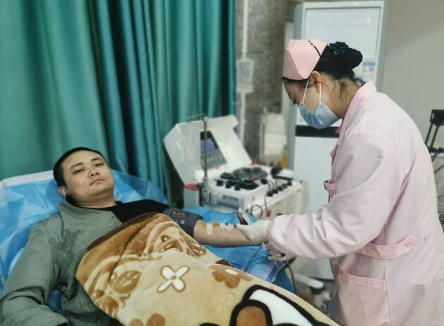 永州血站护士坚守采血一线，勤奋工作庆祝五一劳动节