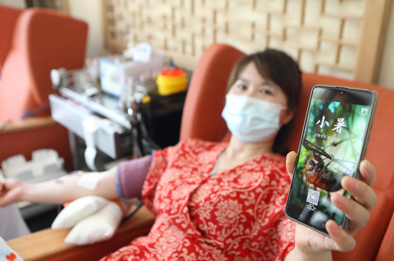 比高温更热的是热血！上海24岁在读研究生顶着烈日完成第54次献血只为感恩