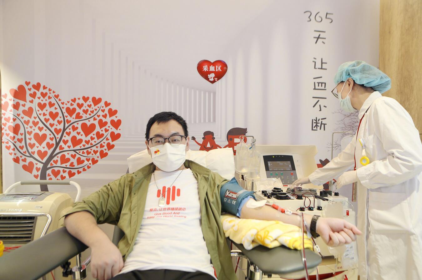 台风来袭上海退伍军人风雨无阻赴约捐献血小板  30岁已无偿献血86次