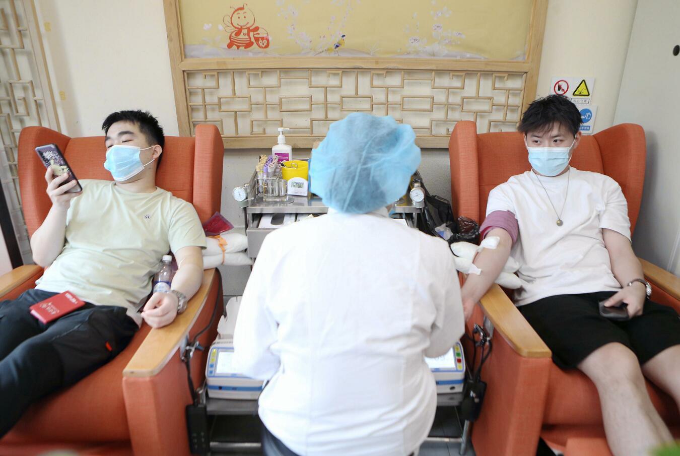 台风来袭上海退伍军人风雨无阻赴约捐献血小板  30岁已无偿献血86次