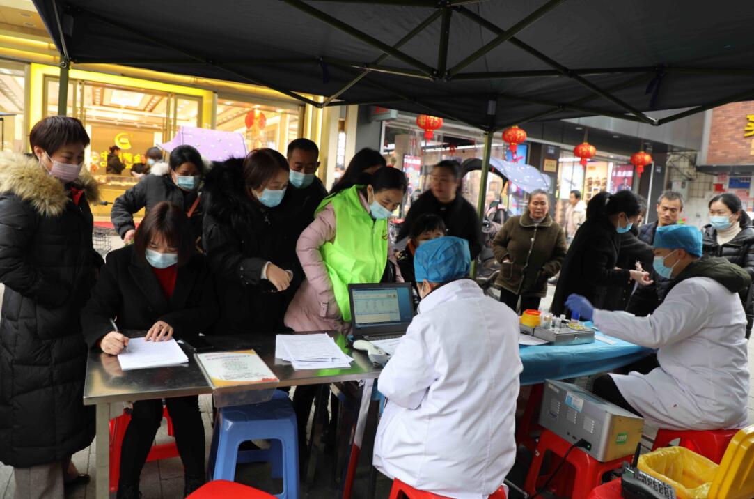 郴州桂阳县211名志愿者挽袖献血迎新年