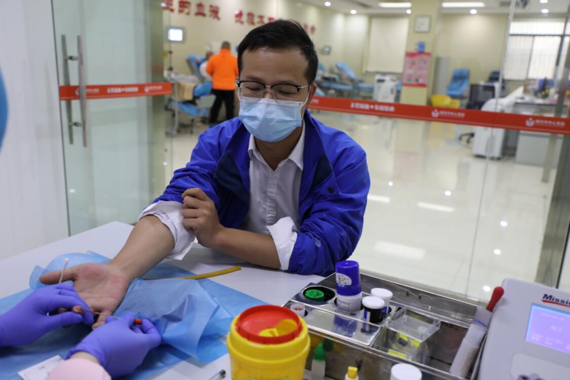 郴州“熊猫血”新闻记者应急献血救助72岁高龄病患