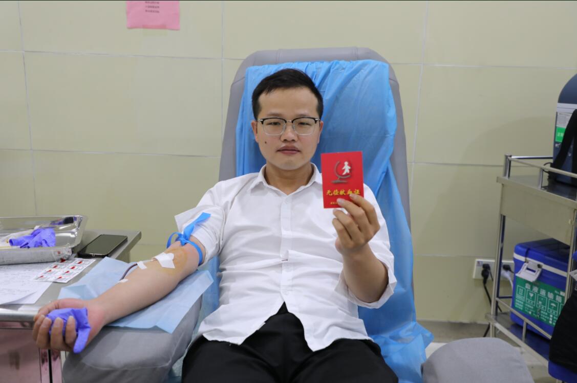 郴州“熊猫血”新闻记者应急献血救助72岁高龄病患