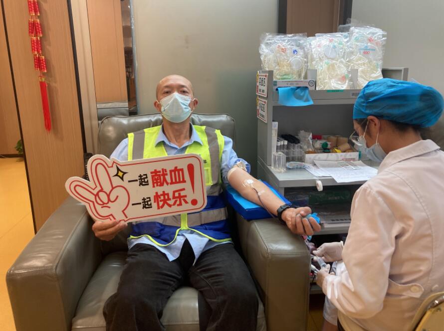 “别样”度过儿童节 武汉城市建设者撸起袖子献热血