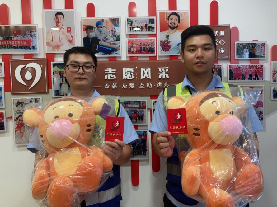 “别样”度过儿童节 武汉城市建设者撸起袖子献热血