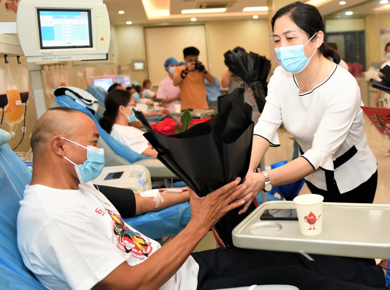 郴州19名百次献血者集体献血共迎世界献血者日