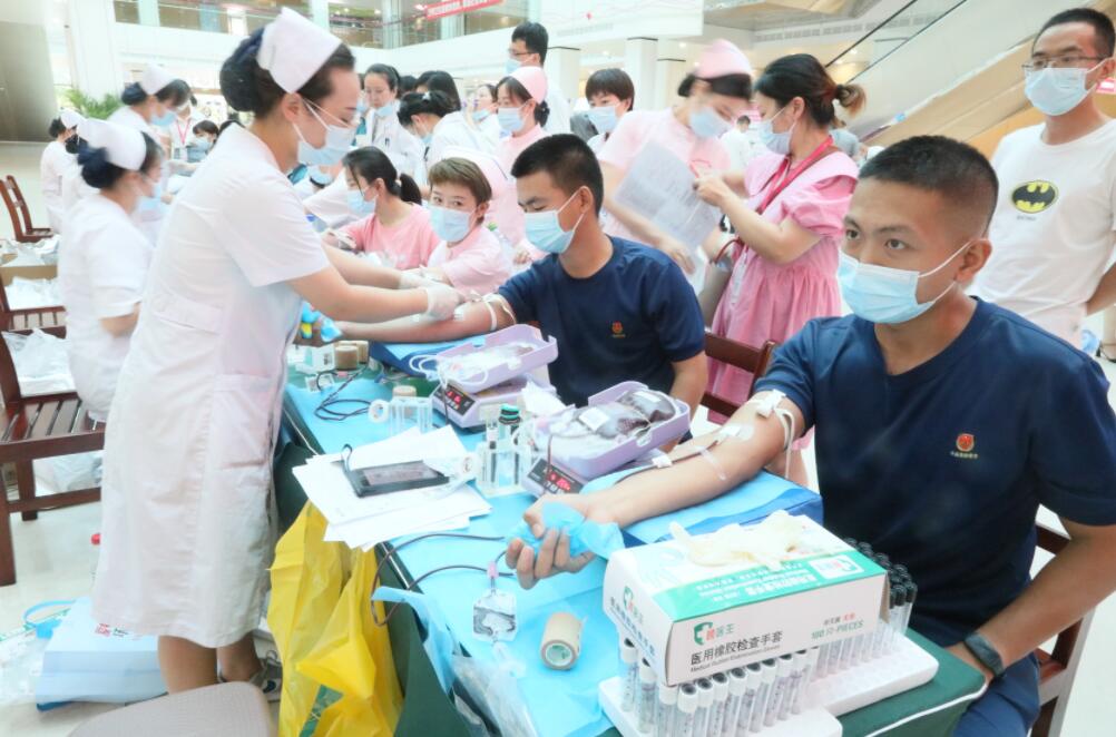 “献血救人，我们先上!”武汉这家医院近百医护挽臂献爱心