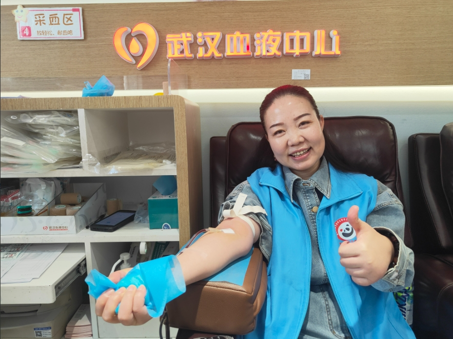 学雷锋日里的“热血聚会”！武汉30余名熊猫大侠集体献血